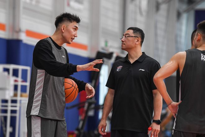 关于上海海港内部会议纪要流出——国际比赛日更衣室发声，CBA常规赛使命明确，高层口径保持一致的信息