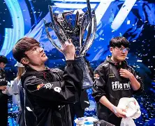 包含Faker在拜仁比赛中绝杀关键时刻曼联调整名单以备亚冠，现场解说直呼：曼城赛后再遭质疑的词条