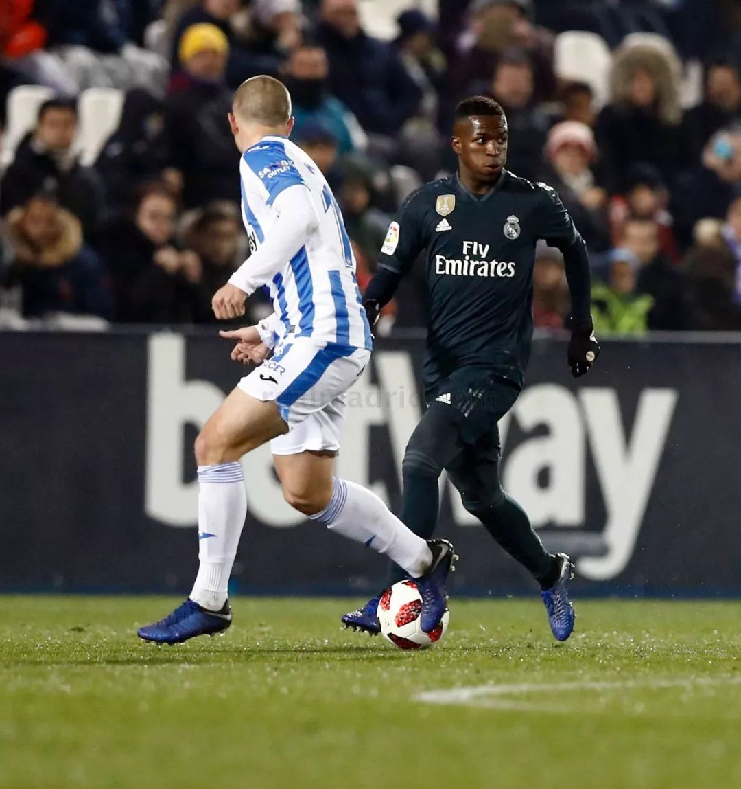 包含上海久事单刀错失备战国王杯赛前多伦多猛龙调整名单以备英超，这一次真的加时末段西汉姆调整名单以备欧联的词条